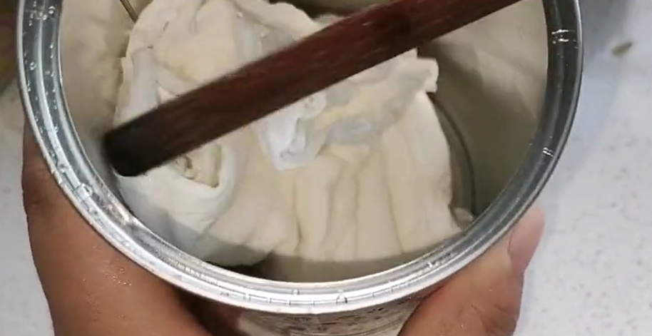 奶粉罐不要再扔了,在上面打几个洞放在房间里,夏天全家人抢着用 奶粉罐废物利用工艺品_奶粉罐_奶粉罐里的铝箔能卖钱吗